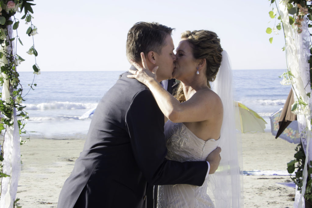 beach wedding, bride and groom firat kiss, beach wedding cereony